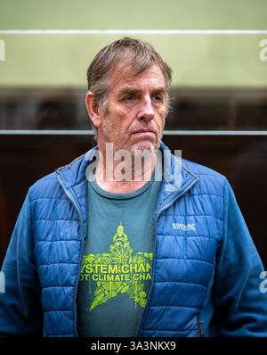 Berlin, Allemagne. 17 mars 2025. Le défendeur Thomas W. attend dans la salle d'audience de la Cour d'appel de Berlin que le procès commence. L'accusation fédérale accuse l'accusé d'avoir planifié une attaque à l'explosif contre une prison de Berlin-Grünau en avril 1995. À l'époque, la prison avait été transformée en prison d'expulsion. Crédit : Soeren Stache/dpa/Alamy Live News Banque D'Images