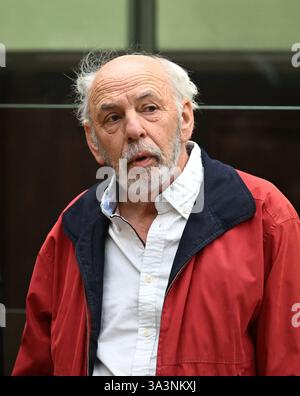 Berlin, Allemagne. 17 mars 2025. Le défendeur Peter K. attend dans la salle d'audience de la Cour d'appel de Berlin que le procès commence. L'accusation fédérale accuse l'accusé d'avoir planifié une attaque à l'explosif contre une prison de Berlin-Grünau en avril 1995. À l'époque, la prison avait été transformée en prison d'expulsion. Crédit : Soeren Stache/dpa/Alamy Live News Banque D'Images