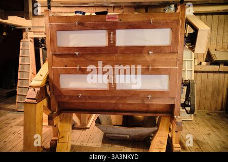 16 mars 2025 - Neubruchhausen-Allemagne : vue d'ensemble de l'équipement de broyage : tamis à farine restauré à l'intérieur d'un moulin à eau historique. Banque D'Images