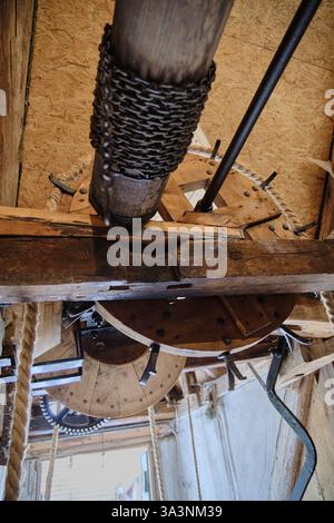 16 mars 2025 - Neubruchhausen-Allemagne : vue d'ensemble de l'équipement de fraisage : treuil à sac restauré, et équipement de fraisage dans le moulin à eau historique Banque D'Images