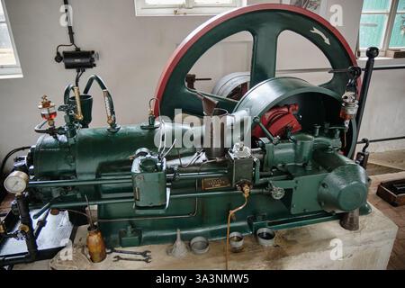 16 mars 2025 - Neubruchhausen-Allemagne : un moteur historique Herford stationnaire à l'intérieur du moulin à eau Neubruchhausen, avec des détails mécaniques et to Banque D'Images