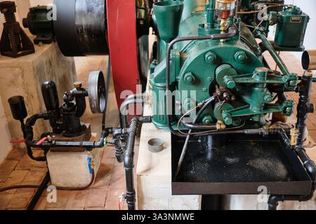 16 mars 2025 - Neubruchhausen-Allemagne : un moteur historique Herford stationnaire à l'intérieur du moulin à eau Neubruchhausen, avec des détails mécaniques et to Banque D'Images