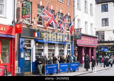 Tricolours et Union Jacks volant devant le pub French House sur Dean Street, Soho, Londres, W1, Angleterre, ROYAUME-UNI Banque D'Images