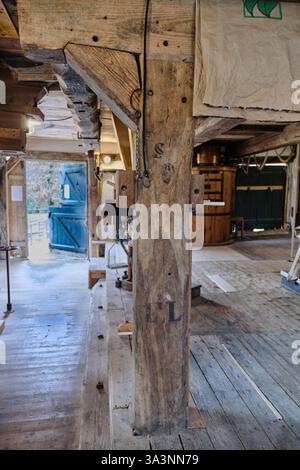 16 mars 2025 - Neubruchhausen-Allemagne : vue d'ensemble d'un intérieur de moulin à eau historique traditionnel avec poteau en bois, poutre et renfort avec beaucoup de caractère Banque D'Images