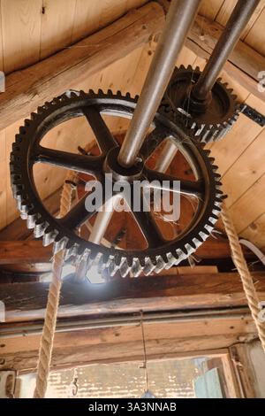 16 mars 2025 - Neubruchhausen-Allemagne : vue d'ensemble de l'équipement de fraisage : treuil à sac restauré, et équipement de fraisage dans le moulin à eau historique Banque D'Images