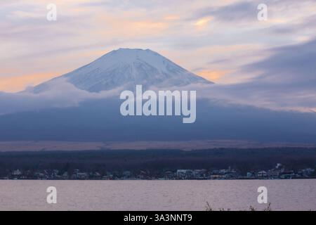 Le lac Yamanaka, préfecture de Yamanashi, est le plus grand des cinq lacs entourant le mont Fuji. C'est l'un des plus beaux endroits où coucher de soleil au Japon Banque D'Images