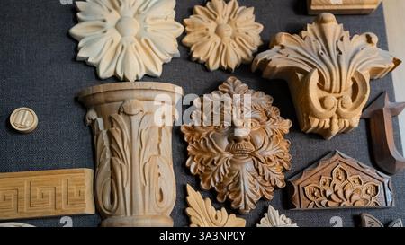 Élément de sculpture. des meubles dans un style classique avec du bois de couleur blanche. Or. patine. Sculpture. faible profondeur de champ. meubles de luxe. Utiliser comme backgrou Banque D'Images