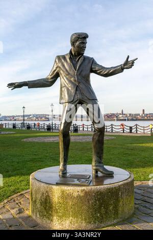 Sculpture de statue de Billy Fury sur le front de mer de la rivière Mersey, Pier Head, Liverpool, Angleterre, Royaume-Uni par Tom Murphy 2003 Banque D'Images