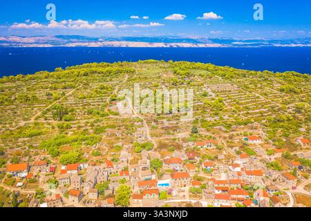 Vue aérienne de Srednje Selo sur l'île de Solta, Croatie Banque D'Images