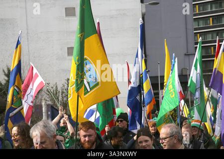 Manchester, Angleterre Royaume-Uni 16 mars 2025 L'Irish Parade traverse le centre-ville de Manchester. Partant du Centre irlandais du patrimoine mondial de Cheetham Hill, le cortège de 2,5 km descend Cheetham Hill Road et arrive dans le centre-ville. ©GED Noonan/Alamy Banque D'Images