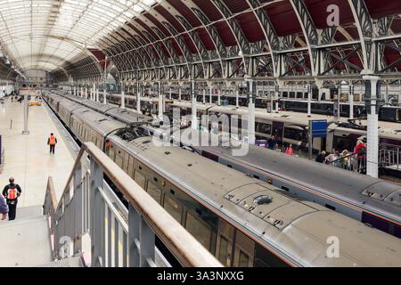 Londres, Royaume-Uni - septembre 28 2024 : les navetteurs traversent la gare de Londres Paddington, les trains arrivant et repartant pendant les heures de pointe du matin. Banque D'Images