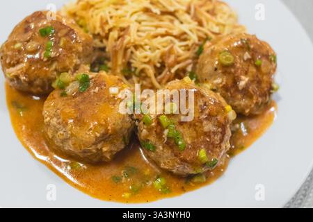 Boulettes de viande savoureuses avec sauce et pâtes. Boulettes de viande maison dans une sauce tomate rouge sur plaque blanche. Gros plan. Concept d'alimentation saine, personne Banque D'Images