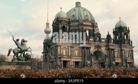 Une grande structure historique avec un grand dôme se trouve en bonne place à Berlin. Devant, une statue héroïque d'un cavalier sur un cheval ajoute à l'architectu Banque D'Images