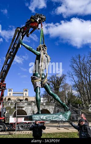 Potsdam, Allemagne. 17 mars 2025. Suite à sa restauration, la sculpture « Archer » revient maintenant au Grand parterre sous le palais de l'Orangerie dans le parc de Sanssouci. En 1986, il a été renversé de son piédestal par une tempête et déformé. Crédit : Jens Kalaene/dpa/Alamy Live News Banque D'Images