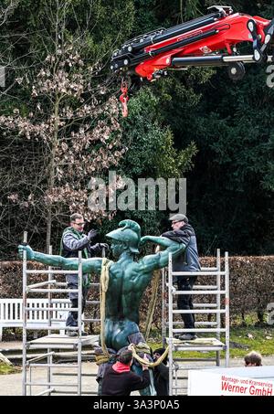 Potsdam, Allemagne. 17 mars 2025. Suite à sa restauration, la sculpture « Archer » revient maintenant au Grand parterre sous le palais de l'Orangerie dans le parc de Sanssouci. En 1986, il a été renversé de son piédestal par une tempête et déformé. Crédit : Jens Kalaene/dpa/Alamy Live News Banque D'Images
