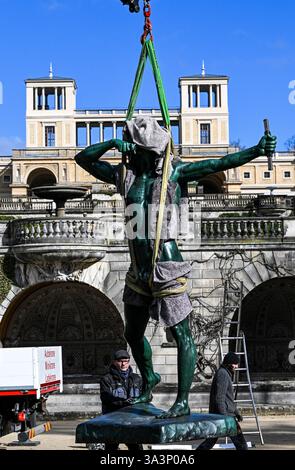 Potsdam, Allemagne. 17 mars 2025. Suite à sa restauration, la sculpture « Archer » revient maintenant au Grand parterre sous le palais de l'Orangerie dans le parc de Sanssouci. En 1986, il a été renversé de son piédestal par une tempête et déformé. Crédit : Jens Kalaene/dpa/Alamy Live News Banque D'Images