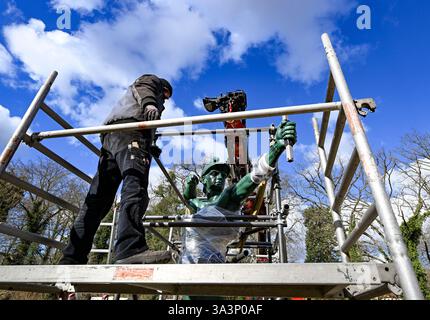 Potsdam, Allemagne. 17 mars 2025. Suite à sa restauration, la sculpture « Archer » revient maintenant au Grand parterre sous le palais de l'Orangerie dans le parc de Sanssouci. En 1986, il a été renversé de son piédestal par une tempête et déformé. Crédit : Jens Kalaene/dpa/Alamy Live News Banque D'Images