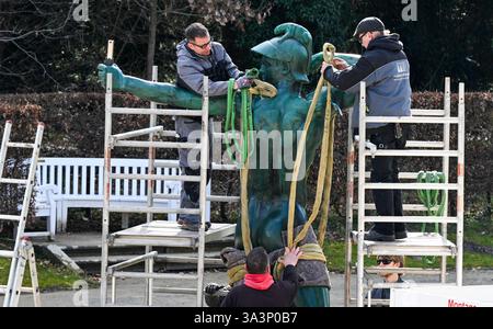 Potsdam, Allemagne. 17 mars 2025. Suite à sa restauration, la sculpture « Archer » revient maintenant au Grand parterre sous le palais de l'Orangerie dans le parc de Sanssouci. En 1986, il a été renversé de son piédestal par une tempête et déformé. Crédit : Jens Kalaene/dpa/Alamy Live News Banque D'Images