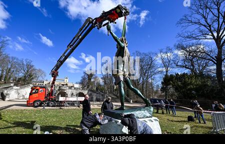Potsdam, Allemagne. 17 mars 2025. Suite à sa restauration, la sculpture « Archer » revient maintenant au Grand parterre sous le palais de l'Orangerie dans le parc de Sanssouci. En 1986, il a été renversé de son piédestal par une tempête et déformé. Crédit : Jens Kalaene/dpa/Alamy Live News Banque D'Images