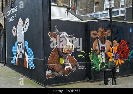 Cowcross Yards où il y avait autrefois une croix médiévale qui serait passée par le bétail sur leur chemin vers le marché à viande voisin de Smithfield, Londres, Royaume-Uni, la Banque D'Images