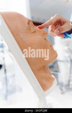 Exemple de visage humain pour démontrer la chirurgie de rhinoplastie. Démonstration d'un procédé de rhinoplastie sur mannequin à la clinique plastique médicale Banque D'Images