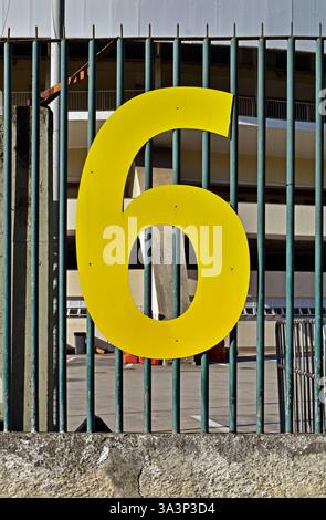 Numéro six en métal sur grille métallique Banque D'Images