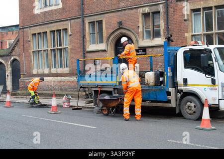 Eton, Royaume-Uni. 12 février 2025. Les nids de poule étaient réparés par des entrepreneurs à Eton, Windsor, Berkshire aujourd'hui pour le compte du Royal Borough of Windsor & Maidenhead. Crédit : Maureen McLean/Alamy Banque D'Images