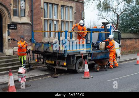 Eton, Royaume-Uni. 12 février 2025. Les nids de poule étaient réparés par des entrepreneurs à Eton, Windsor, Berkshire aujourd'hui pour le compte du Royal Borough of Windsor & Maidenhead. Crédit : Maureen McLean/Alamy Banque D'Images
