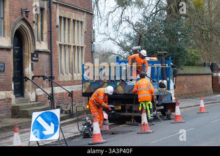 Eton, Royaume-Uni. 12 février 2025. Les nids de poule étaient réparés par des entrepreneurs à Eton, Windsor, Berkshire aujourd'hui pour le compte du Royal Borough of Windsor & Maidenhead. Crédit : Maureen McLean/Alamy Banque D'Images