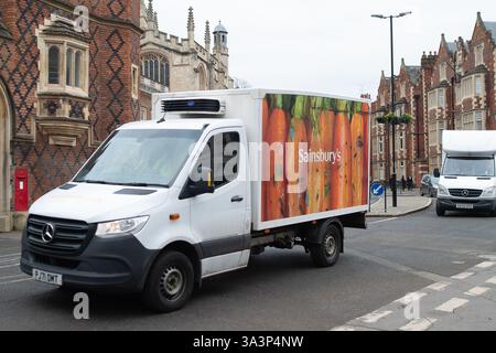 Eton, Royaume-Uni. 12 février 2025. Une fourgonnette de livraison à domicile de Sainsbury conduit le long d'une route à Eton, Windsor, Berkshire. Crédit : Maureen McLean/Alamy Banque D'Images