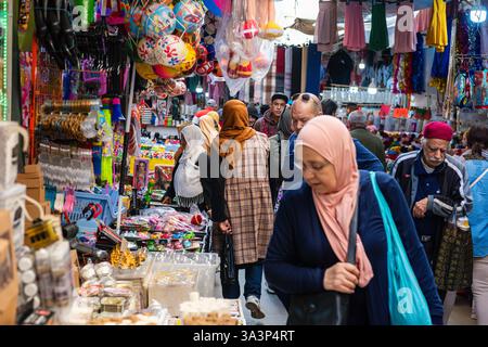 Les gens font du shopping dans les rues étroites et bondées de la Médina, Tunis, Tunisie. Banque D'Images
