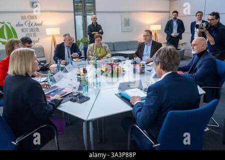 Potsdam, Allemagne. 17 mars 2025. Les parties impliquées dans les négociations se réunissent au Kongresshotel am Templiner See pour poursuivre les négociations collectives pour le secteur public. Les négociations porteront sur la rémunération des employés du gouvernement fédéral et des employeurs municipaux dont les relations de travail sont régies par la convention collective du secteur public (TVöD). Crédit : Christophe Gateau/dpa/Alamy Live News Banque D'Images