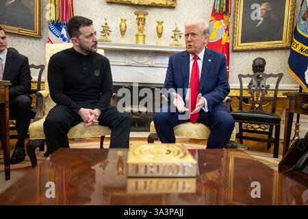 WASHINGTON DC, États-Unis - 28 février 2025 - le président américain Donald Trump salue le président ukrainien Volodymyr Zelenskyy, vendredi 28 février 2025, dans le W Banque D'Images