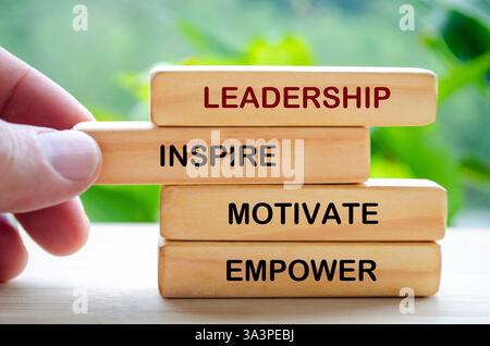 Leadership, inspirer, motiver, responsabiliser le texte sur des blocs de bois. Concept de leadership. Banque D'Images