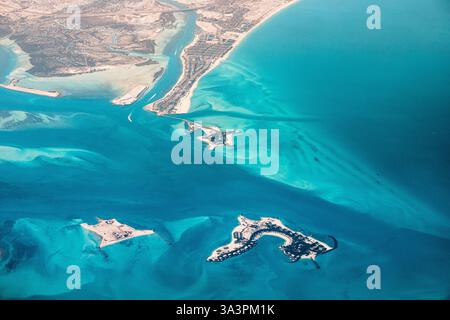 Vue aérienne des îles artificielles en construction près de la côte, montrant des stations balnéaires de luxe et une eau bleu turquoise Banque D'Images