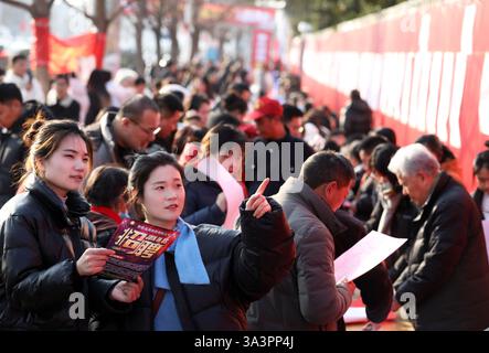 Pékin, province chinoise d'Anhui. 22 janvier 2025. Les demandeurs d'emploi assistent à un salon de l'emploi organisé à Huaibei, dans la province d'Anhui, dans l'est de la Chine, le 22 janvier 2025. Crédit : Li Xin/Xinhua/Alamy Live News Banque D'Images
