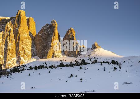 Beau paysage des silhouettes de montagne des Dolomites de Sexten un jour ensoleillé d'hiver, Tyrol du Sud, Trentino-Tyrol du Sud, Haut-Adige, Italie, E Banque D'Images