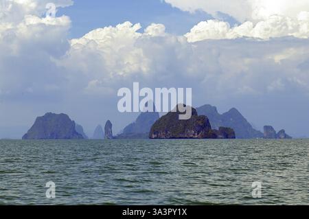 Îles rocheuses typiques dans la baie de Phang Nga, Thaïlande, Asie Banque D'Images