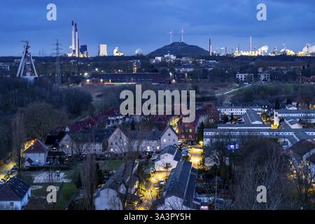 Le domaine résidentiel Schuengelberg, à Gelsenkirchen-Buer, dans le contexte de la centrale à charbon UNIPER Gelsenkirchen-Scholven, POWER STA Banque D'Images