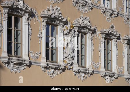 Détail de la façade rococo de la Falkenhaus, créée en 1751, place du marché, Wuerzbourg, basse-Franconie, Bavière, Allemagne, Europe Banque D'Images