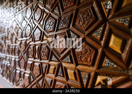 Motif islamique sur la porte en bois d'une mosquée en focus. Ramadan ou photo de concept islamique. Banque D'Images
