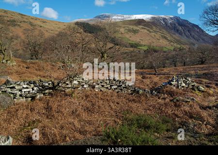 La chaîne de montagnes Carneddau se trouve à Snowdonia, au nord du pays de Galles. Le plus haut sommet observé est Carnedd Dafydd. On voit aussi la montagne Pen yr Ole Wen. Banque D'Images