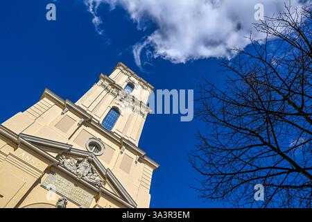 Potsdam, Allemagne. 17 mars 2025. La tour reconstruite de l'église de garnison de Breite Straße à Potsdam. Un dôme de tour de 30 mètres de haut fait de bois, de cuivre et d'acier inoxydable doit être préfabriqué puis placé sur le dessus. La tour et le dôme devraient être achevés d'ici l'été 2027. Crédit : Jens Kalaene/dpa/Alamy Live News Banque D'Images