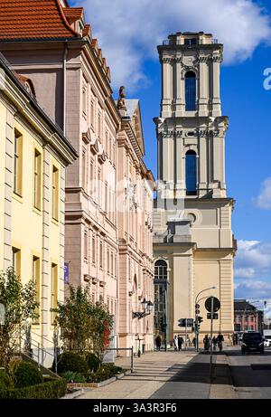 Potsdam, Allemagne. 17 mars 2025. La tour reconstruite de l'église de garnison sur Breite Straße à Potsdam. Un dôme de tour de 30 mètres de haut fait de bois, de cuivre et d'acier inoxydable doit être préfabriqué puis placé sur le dessus. La tour et le dôme devraient être achevés d'ici l'été 2027. Crédit : Jens Kalaene/dpa/Alamy Live News Banque D'Images