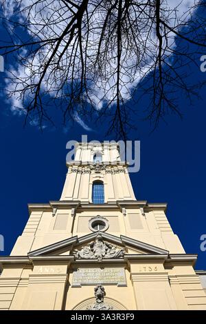 Potsdam, Allemagne. 17 mars 2025. La tour reconstruite de l'église de garnison sur Breite Straße à Potsdam. Un dôme de tour de 30 mètres de haut fait de bois, de cuivre et d'acier inoxydable doit être préfabriqué puis placé sur le dessus. La tour et le dôme devraient être achevés d'ici l'été 2027. Crédit : Jens Kalaene/dpa/Alamy Live News Banque D'Images