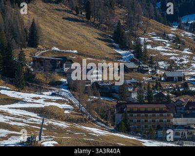 Hôtel de luxe et village alpin dans le paysage de montagne enneigée Banque D'Images