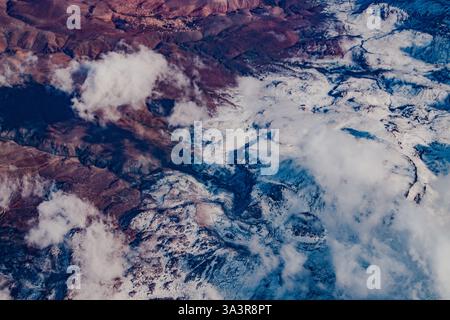 Vue aérienne de hautes montagnes rocheuses couvertes de neige. Paysage alpin. Beauté dans la nature. Pics de montagne inaccessibles. Climat rude. En regardant le Banque D'Images