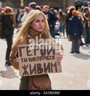 Kiev, Ukraine - 16 mars 2025 : des partisans se rassemblent dans la rue Volodumirska, portant des banderoles exigeant la libération des défenseurs d'Azov. Banque D'Images