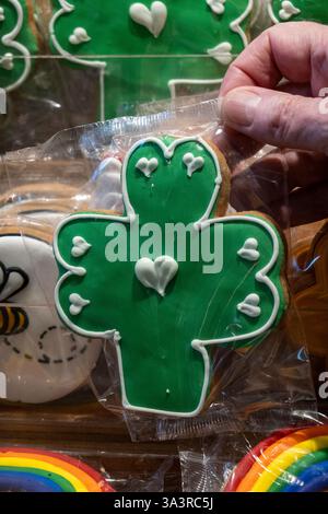 Un client détient un biscuit en forme de Shamrock pour porter chance près de Saint Patricks Day, Grand Central, Market, 2025, New York City, ÉTATS-UNIS Banque D'Images