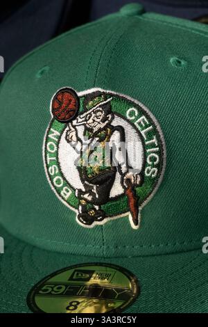 La marchandise de marque est populaire au NBA Store sur Fifth Avenue à New York City, USA 2025 Banque D'Images